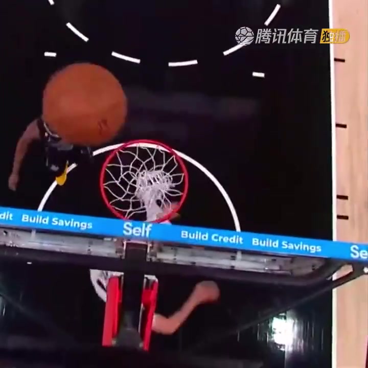 罕見一幕！努爾基奇拋投 球神奇停在籃板上沿 看呆凱爾登！（努爾基奇集錦）